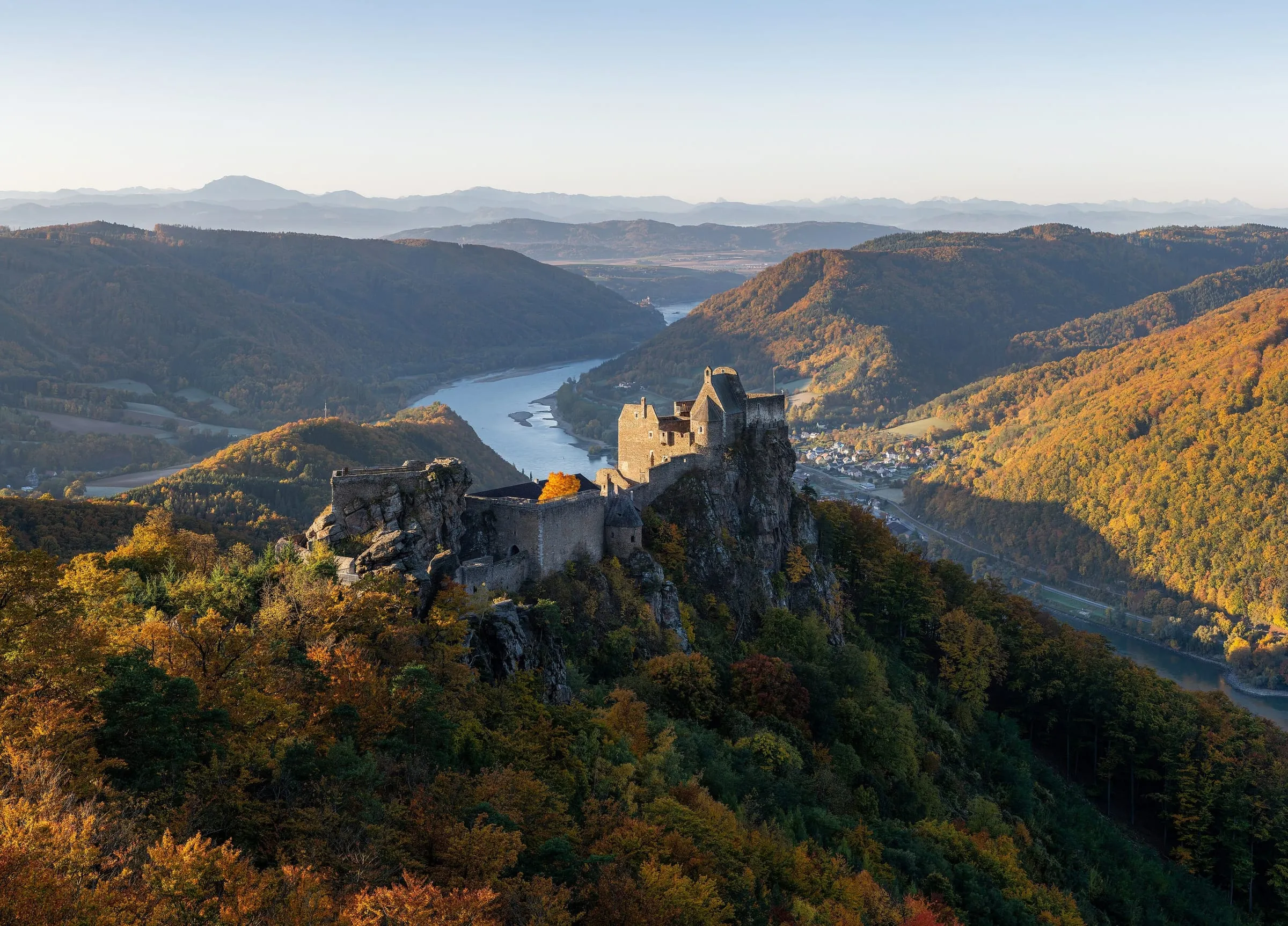 Zřícenina hradu Aggstein nad údolím Dunaje ve Wachau v ranním podzimním světle.