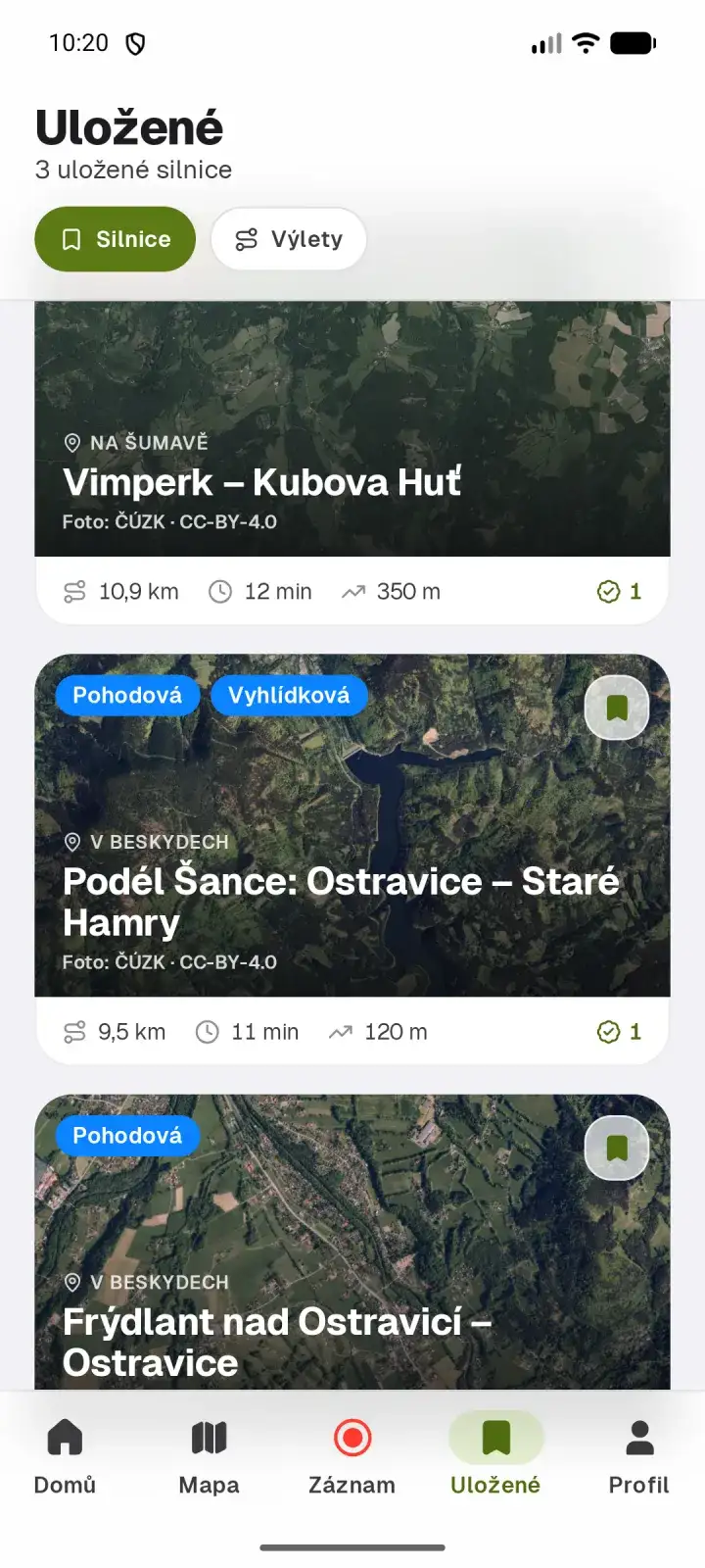 Snímek obrazovky aplikace RoamRise na Androidu: seznam uložených silnic s leteckými snímky.
