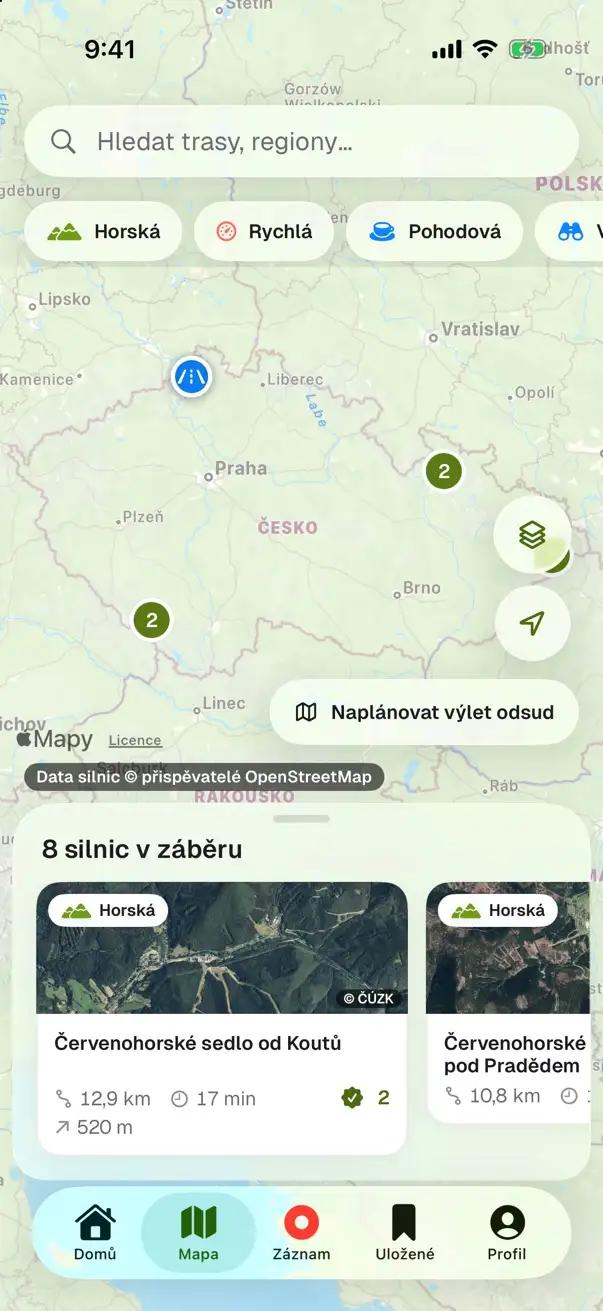Snímek obrazovky aplikace RoamRise na iPhonu: mapa Česka s počty silnic z katalogu v jednotlivých oblastech, filtry podle štítků a seznam silnic v záběru.