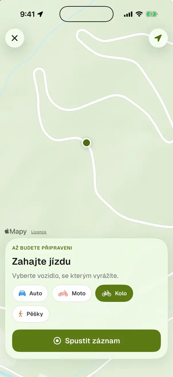 Snímek obrazovky aplikace RoamRise na iPhonu: před začátkem záznamu jízdy, mapa s aktuální polohou a volba, čím vyrážíte: auto, moto, kolo nebo pěšky.