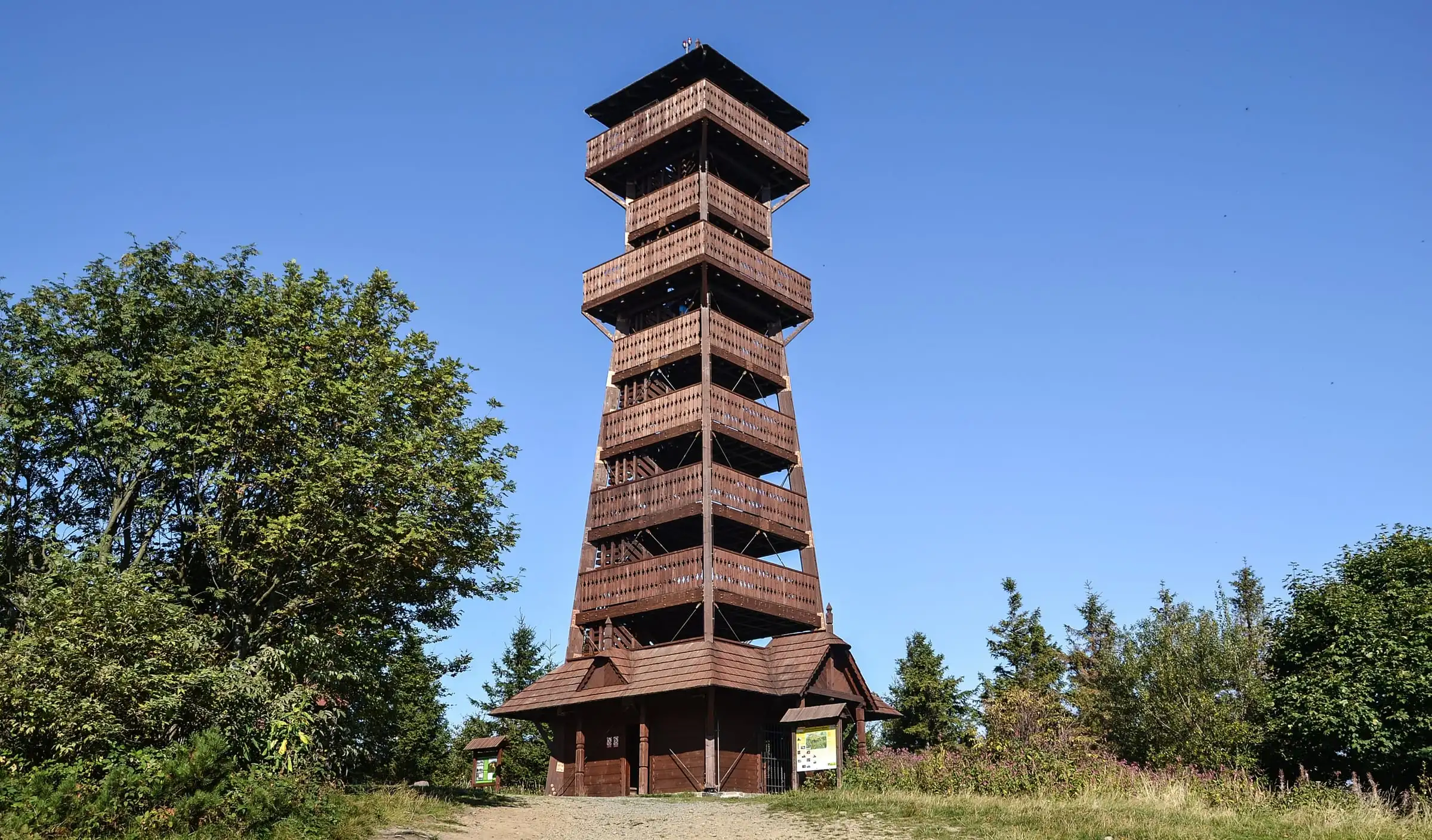 Dřevěná rozhledna na vrcholu Velkého Javorníku v Moravskoslezských Beskydech.
