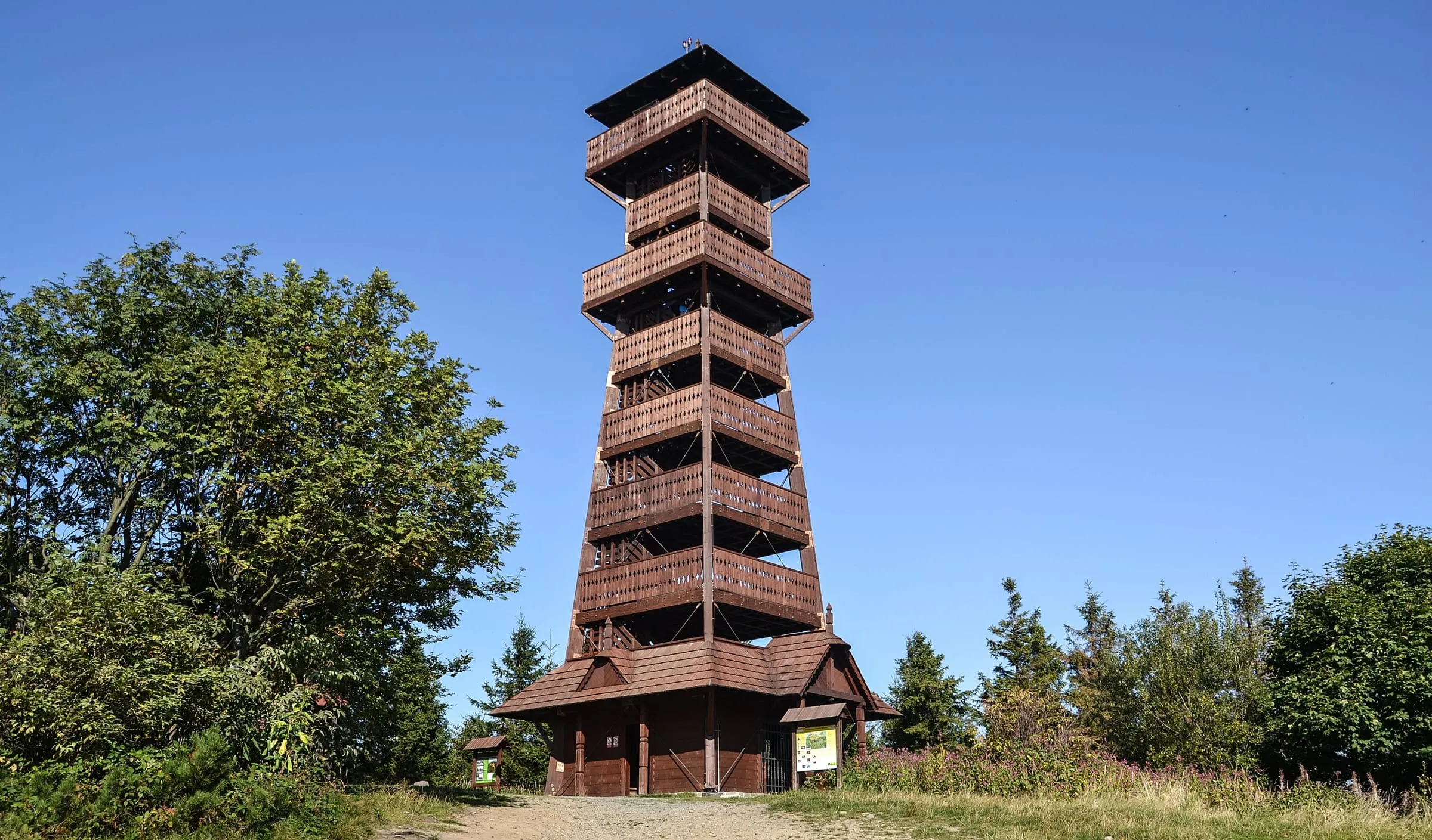 Dřevěná rozhledna na vrcholu Velkého Javorníku v Moravskoslezských Beskydech.